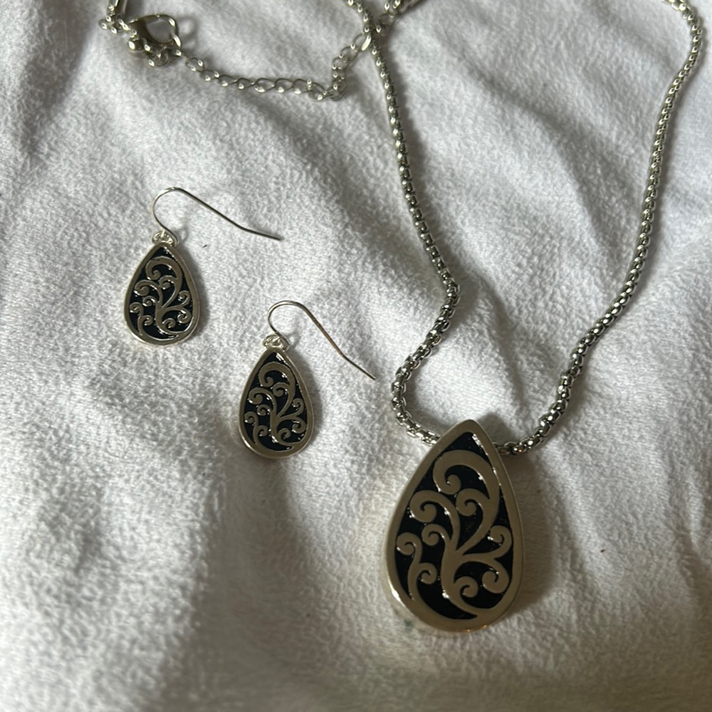 Beautiful Brighton necklace earring set